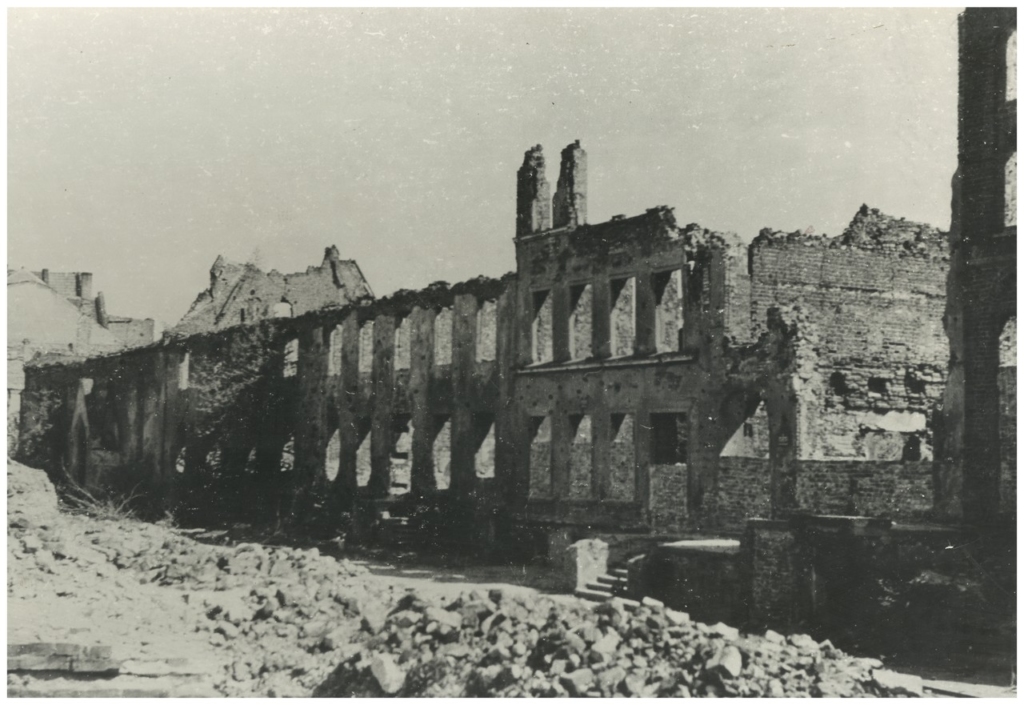 Ruiny dawnego zespołu szpitala św. Ducha. Widok od str. płn-zach. Rok 1959.