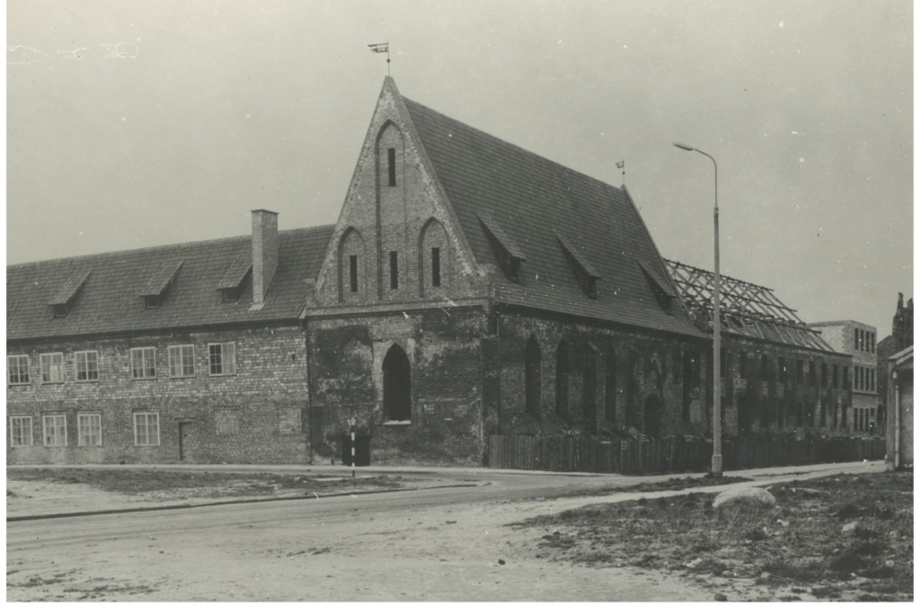 Zespół dawnego szpitala i kościoła św. Ducha podczas odbudowy w roku 1975. Widok od str. płn.-wsch.