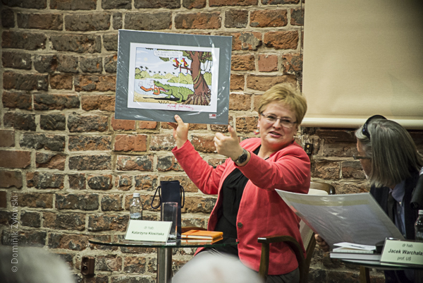 prof. Katarzyna Kłosińska prezentuje rysunek satyryczny autorstwa Andrzeja Mleczki