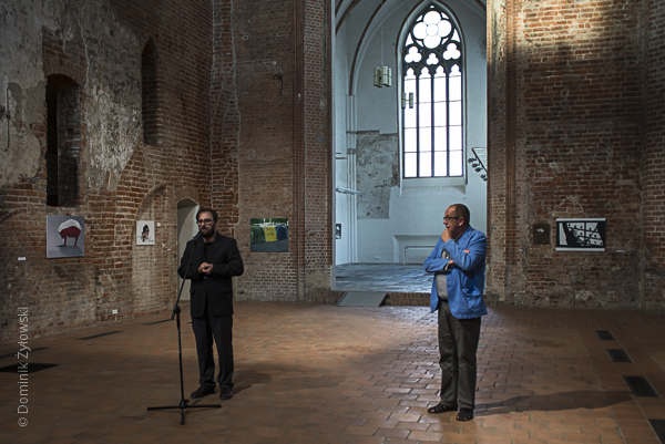 Jarosław Denisiuk, dyrektor Galerii EL (z lewej) i Jacek Nowiński, dyrektor Biblioteki Elbląskiej podczas otwarcia wystawy „Polacy. Uchwyceni/Zatrzymani”