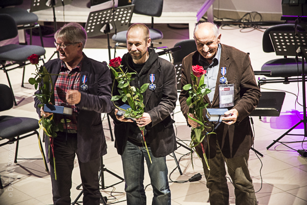 Od lewej: prof. Wojciech Burszta, prof. Przemysław Czapliński i prof. Roch Sulima odznaczeni medalami "Zasłużony Kulturze Gloria Artis"