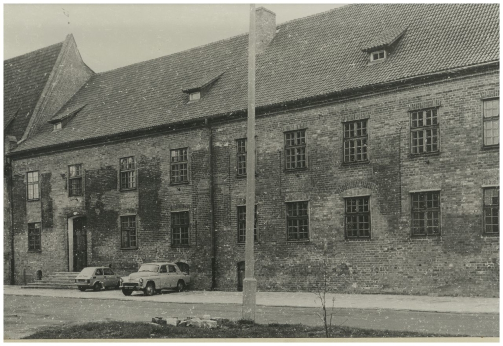 Ulica Wigilijna (obecnie św. Ducha) i zespół dawnego szpitala św. Ducha w roku 1975. Widok od str. płn.-zach.