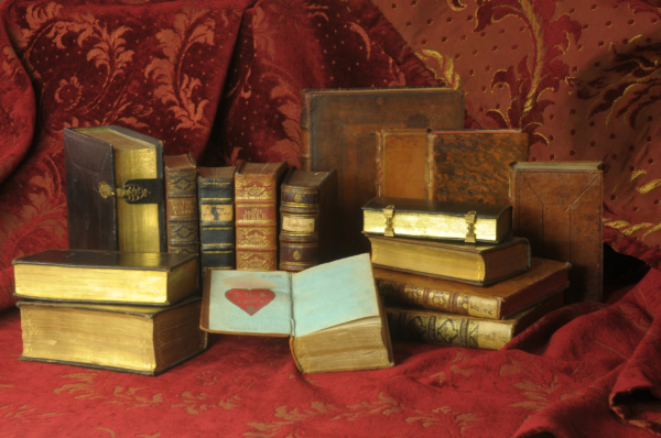 Stare druki w oprawach skórzanych ze złoceniami dekorującymi krawędzie i grzbiety książek