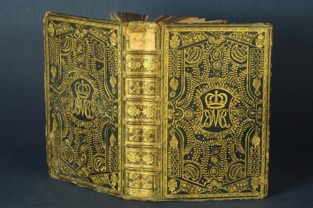 Biblia w jęz. walijskim, należąca do Marii, królowej angielskiej. Oprawę wykonał londyński introligator Robert Steel