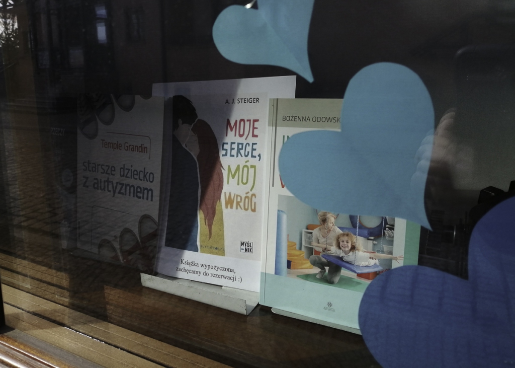Niebieski wystrój Biblioteki Młodego Czytelnika BUAJ - Światowy Dzień Autyzmu w Bibliotece Elbląskiej