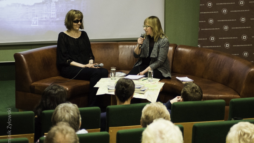 Agnieszka Pietrzyk (z lewej) podczas spotkania z czytelnikami Biblioteki Elbląskiej, prowadzonego przez Aleksandrę Bułę.