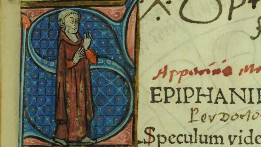 Fragment karty zabytkowej księgi. Inicjał z wizerunkiem postaci mnicha oraz fragmenty tekstu