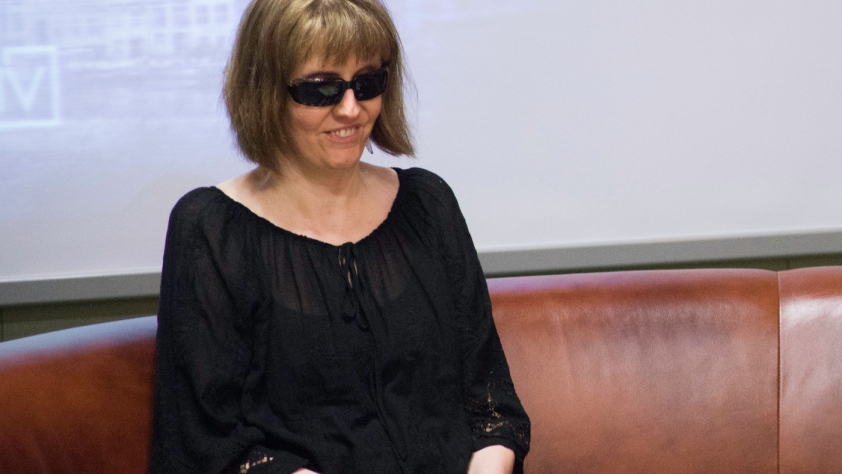 Na zdjęciu znajduje się Agnieszka Pietrzyk. Zdjęcie zostało zrobione podczas spotkania autorskiego w bibliotece przez Dominika Żyłowskiego