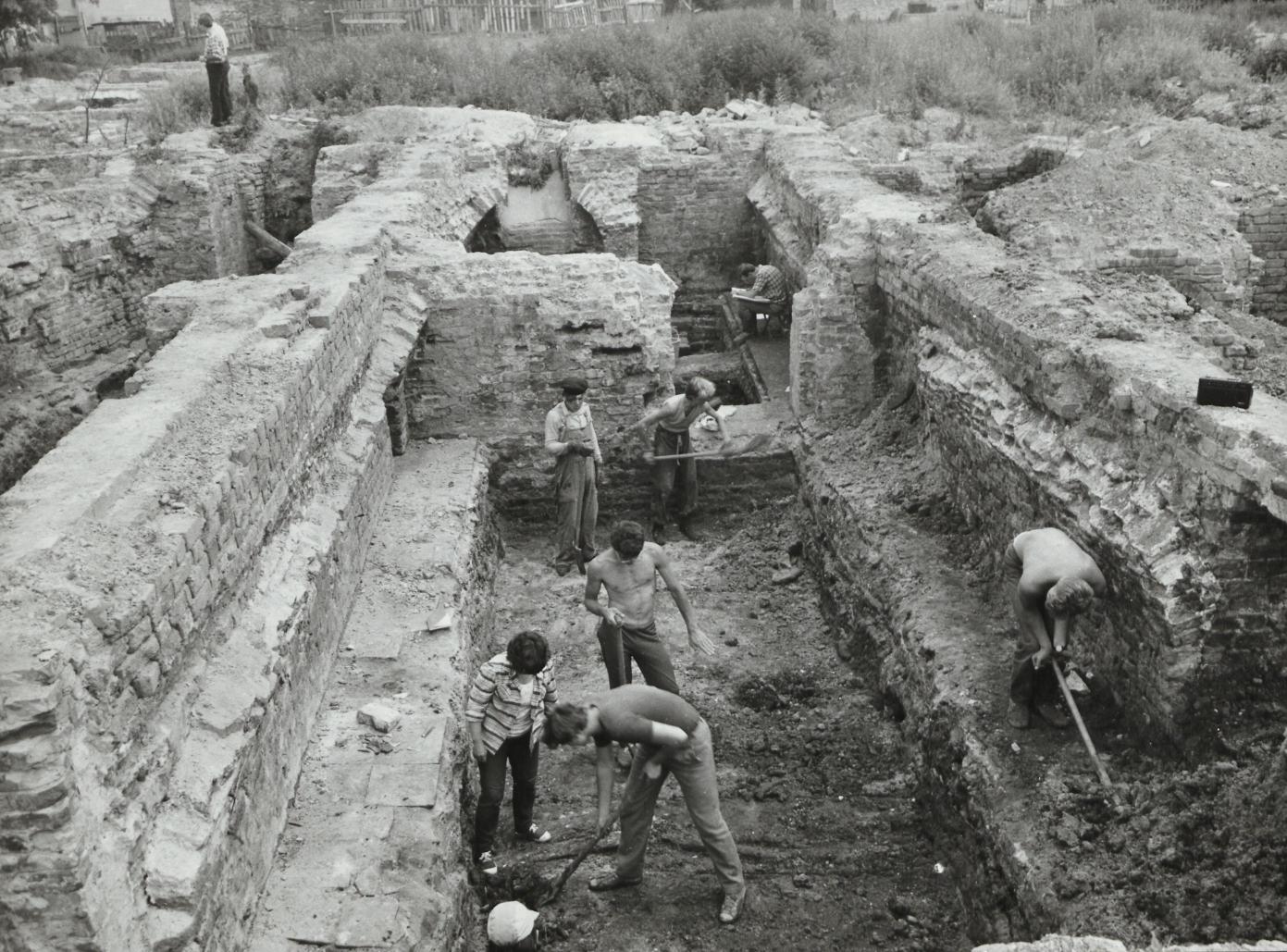 Prace archeologiczne w Elblągu Stary Rynek rok 1985, z arch. prywatnego Grażyny Nawrolskiej