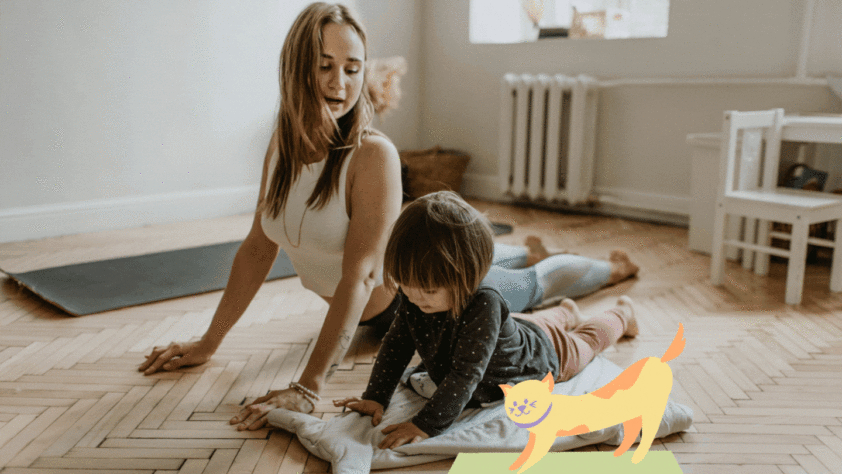 Gif przedstawiający ćwiczące na podłodze mamę z małą córeczką oraz wyginającego się jak do jogi kota