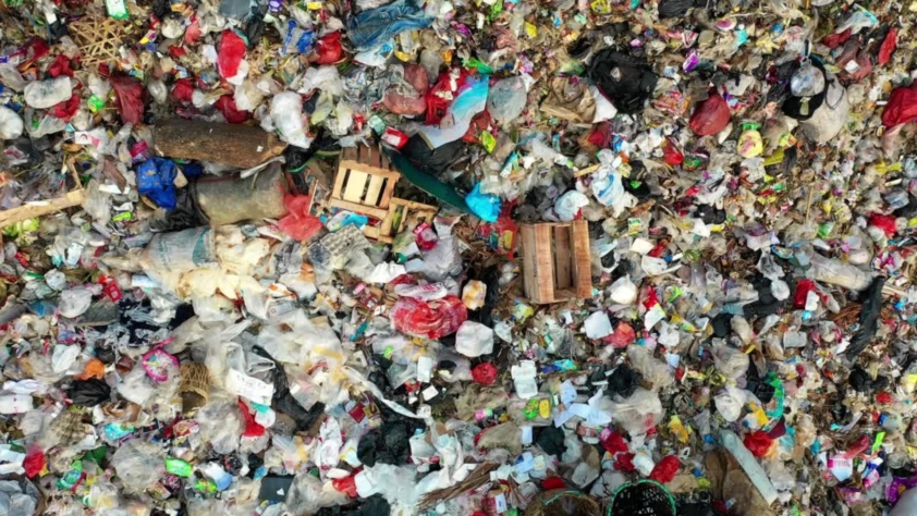 Fotografia przedstawia wysypisko śmieci widziane z lotu ptaka