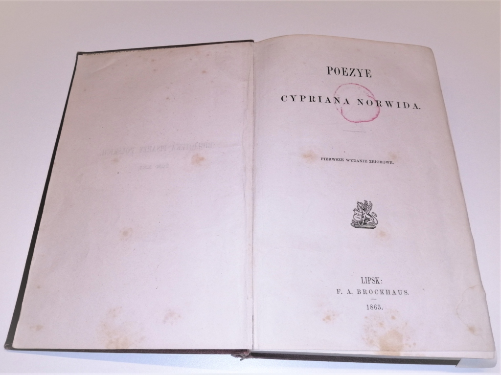 fotografia przedstawia kartę tytułową książki "Poezye" Cypriana Norwida, pierwsze wydanie zbiorowe, Lipsk F. A. Brockhaus 1863